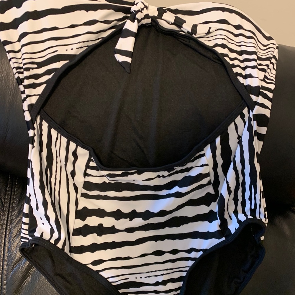 One piece. Center hole. Blk/wht swim wear